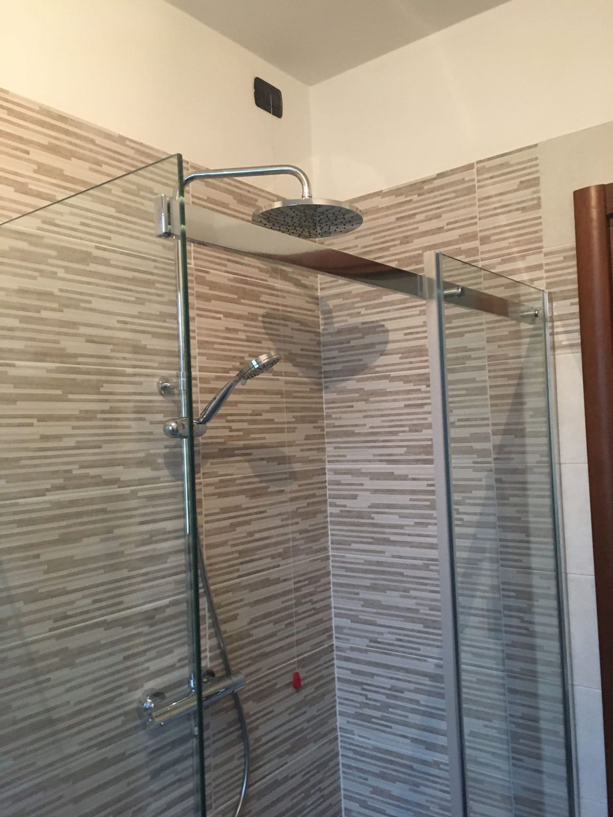 Colonna doccia con soffione – Bagni, lavoro di VGA Impresa Edile