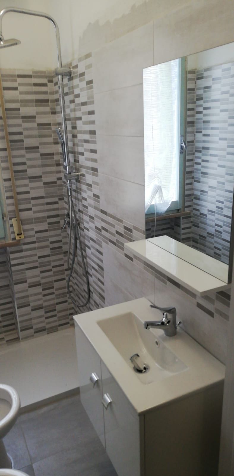 Zona doccia a listelli grigi – Bagni, lavoro di VGA Impresa Edile