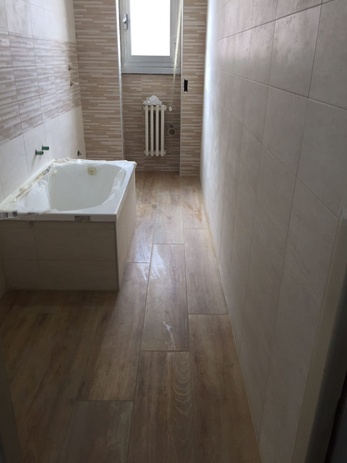 Vasca e pavimento effetto legno – Bagni, lavoro di VGA Impresa Edile
