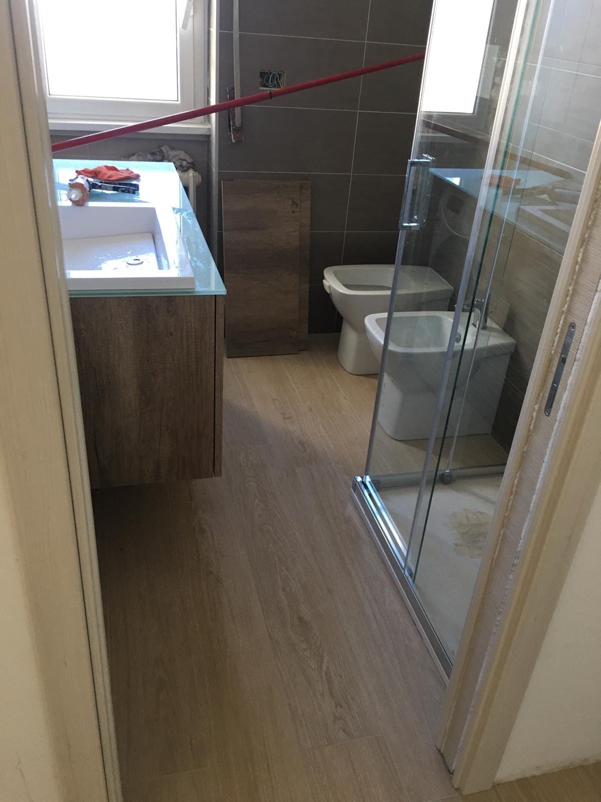 Bagno grigio con box doccia – Bagni, lavoro di VGA Impresa Edile
