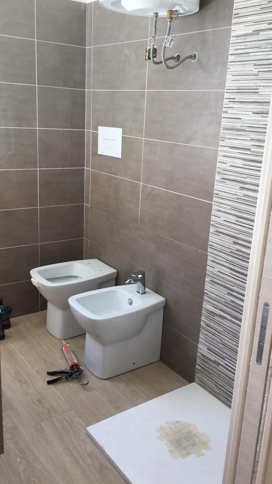 Sanitari su rivestimento grigio – Bagni, lavoro di VGA Impresa Edile