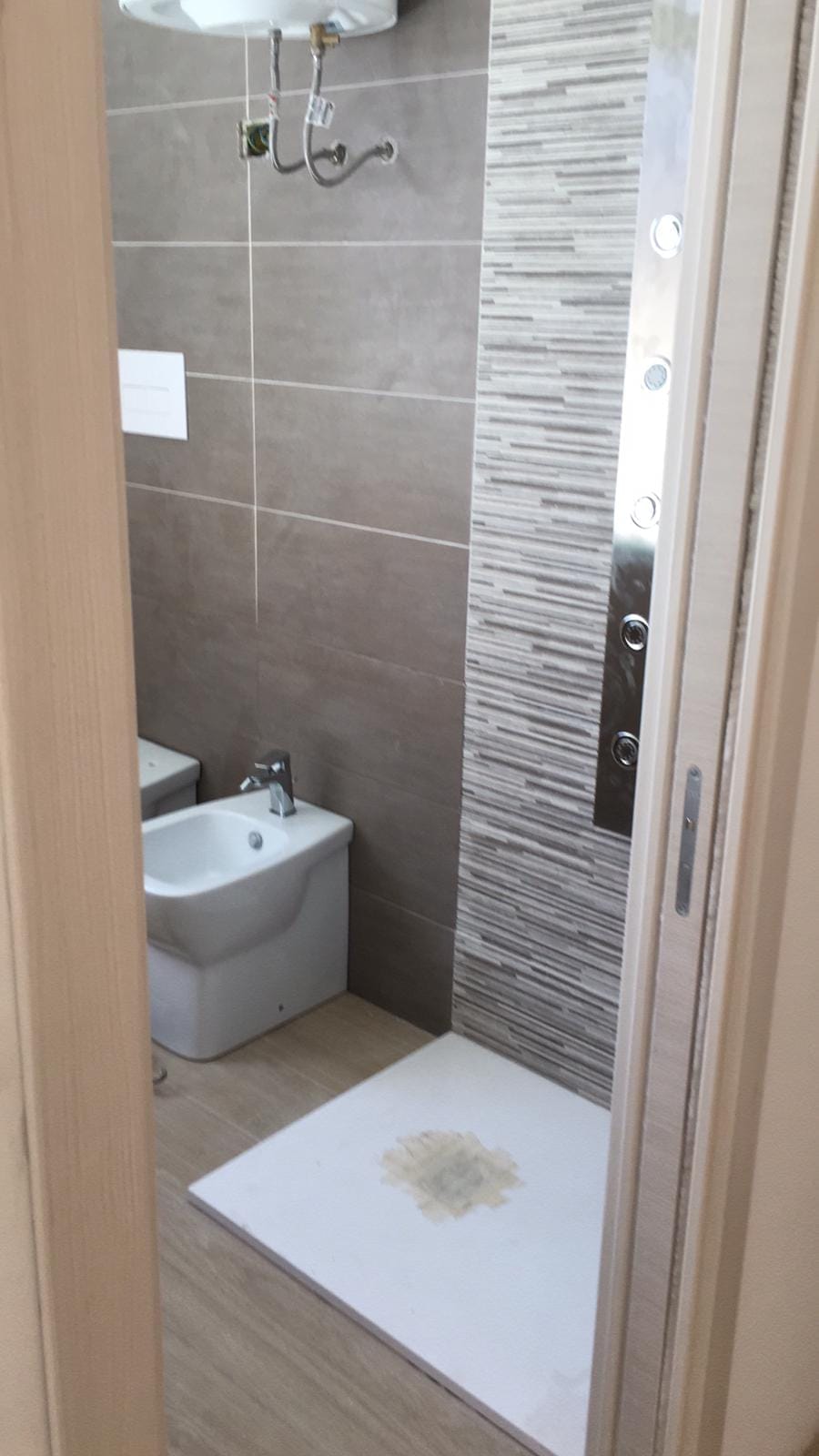Bidet e colonna doccia idromassaggio – Bagni, lavoro di VGA Impresa Edile