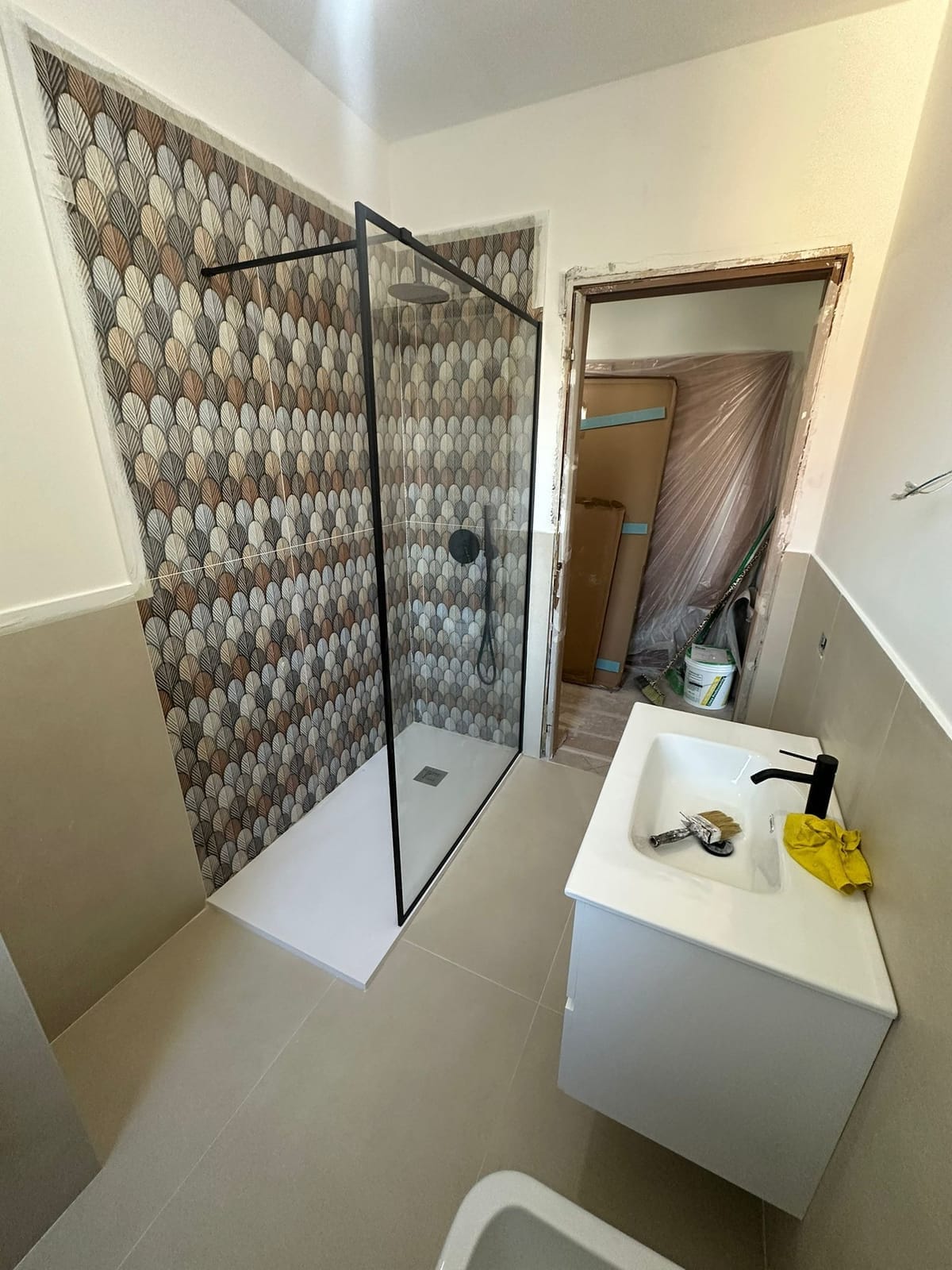 Doccia walk-in con parete decorata – lavoro di VGA Impresa Edile
