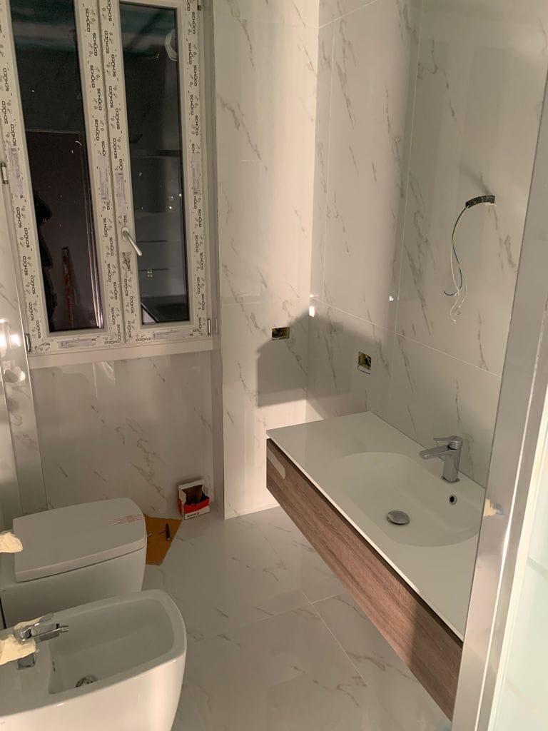 Bagno effetto marmo bianco – Bagni, lavoro di VGA Impresa Edile