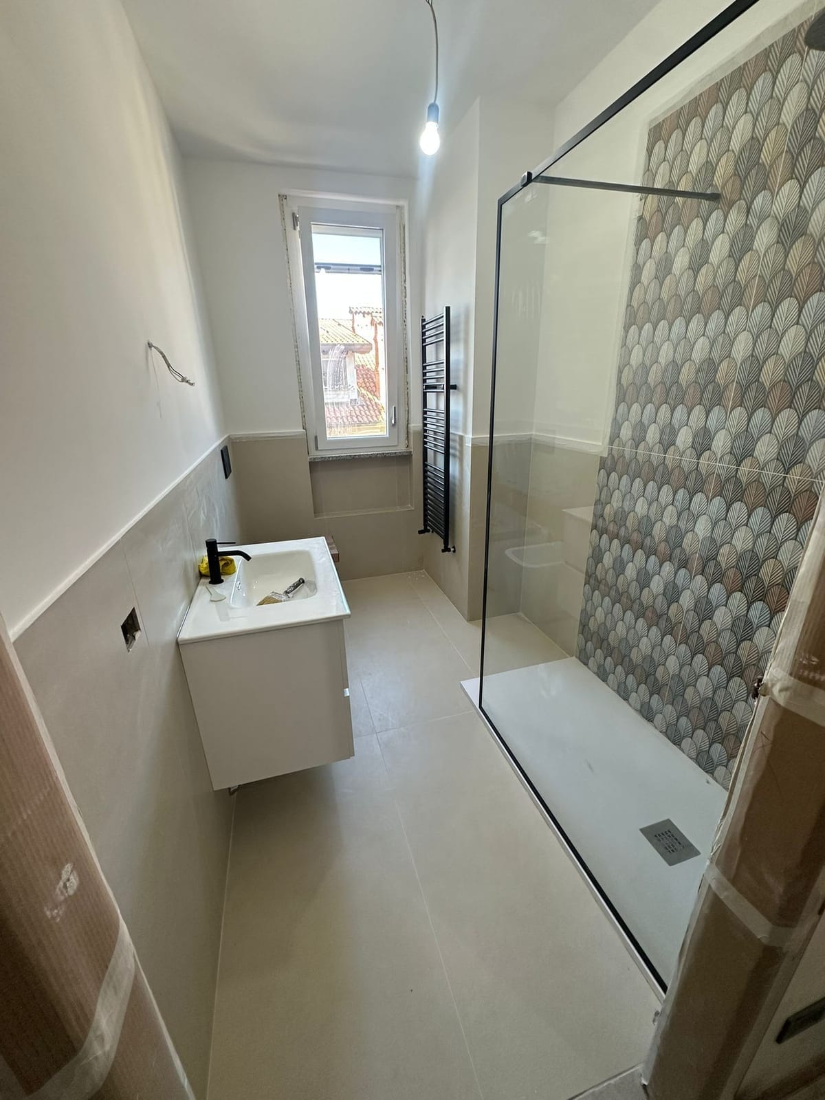 Bagno con piastrelle a squame – Bagni, lavoro di VGA Impresa Edile