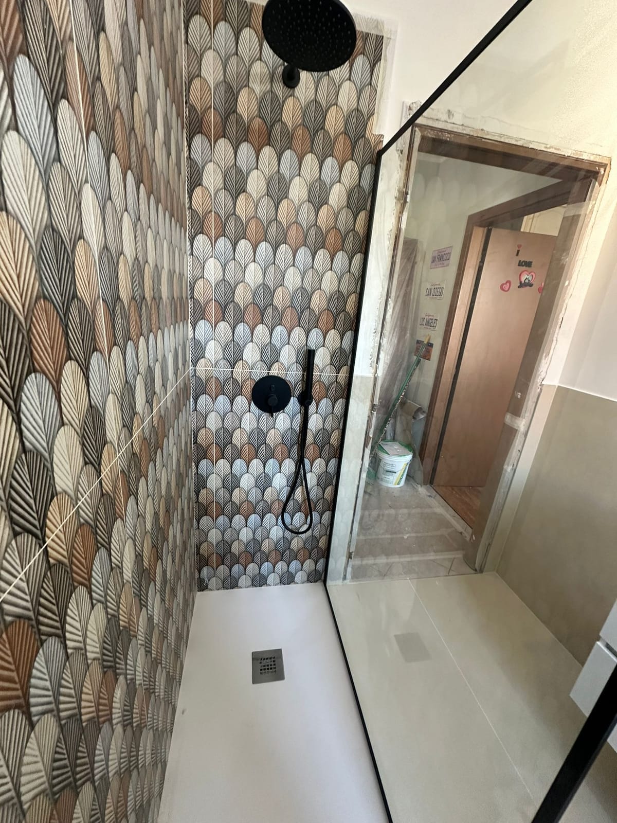 Rubinetteria nera e decoro a squame – Bagni, lavoro di VGA Impresa Edile