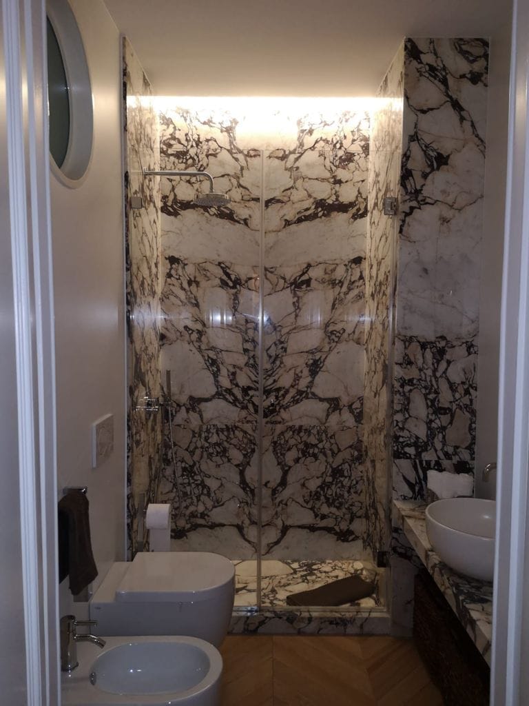 Doccia in lastre effetto marmo – Bagni, lavoro di VGA Impresa Edile