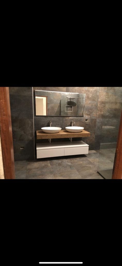 Bagno con doppio lavabo – Bagni, lavoro di VGA Impresa Edile