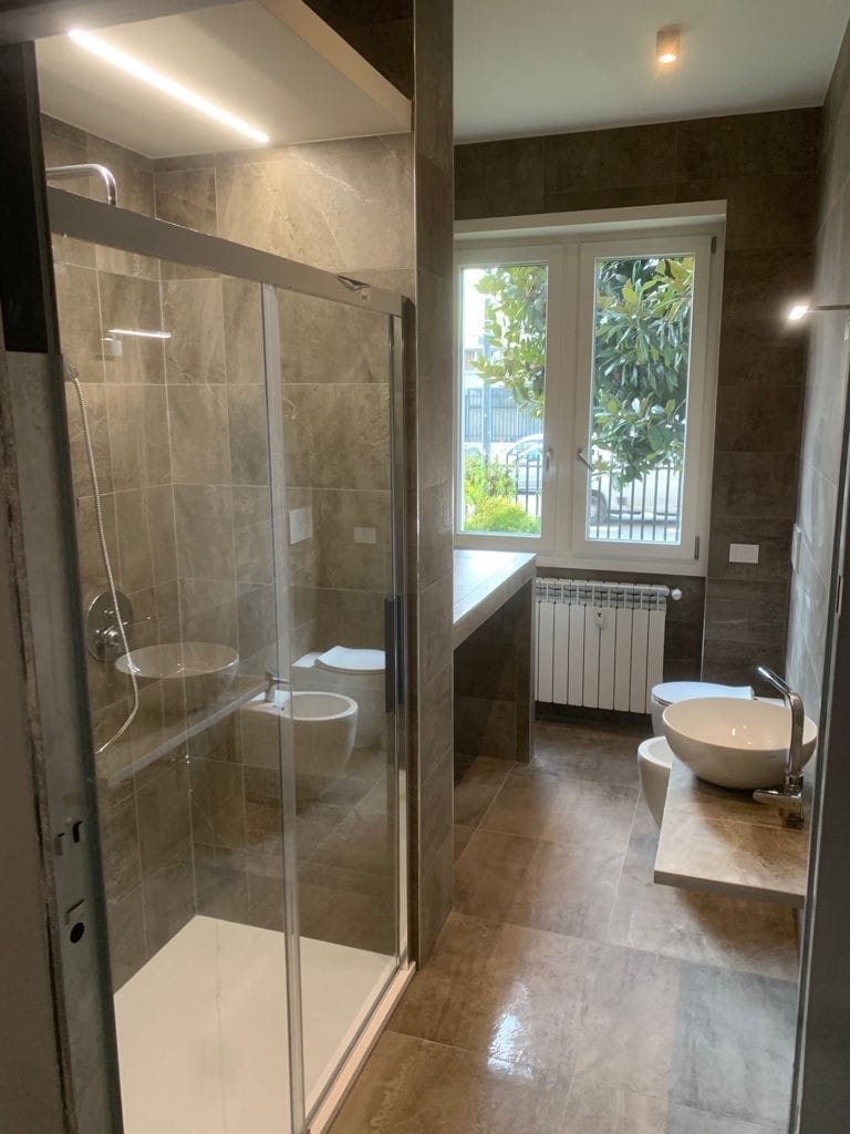 Bagno effetto pietra con box doccia – Bagni, lavoro di VGA Impresa Edile