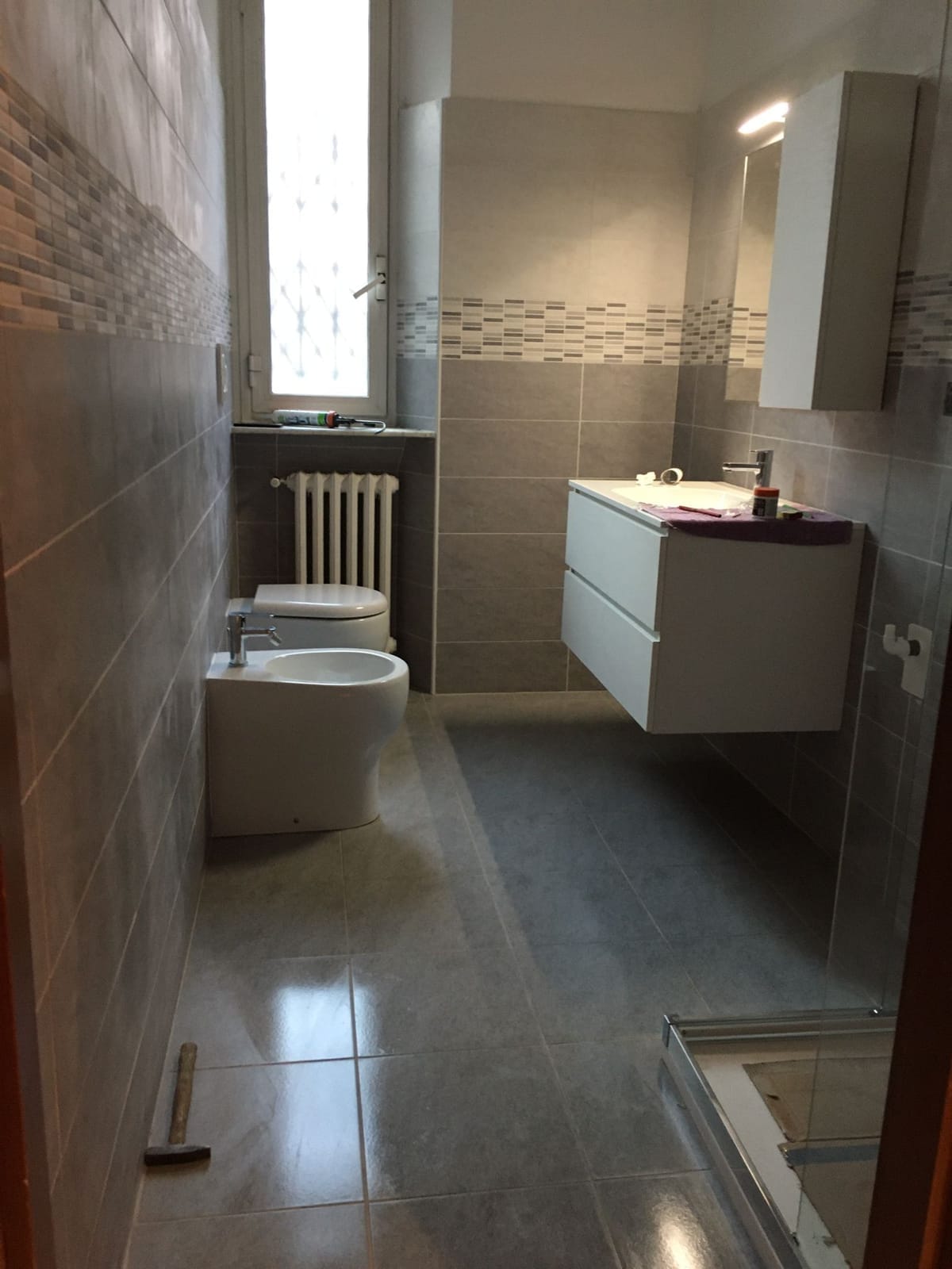 Bagno stretto con fascia a mosaico – Bagni, lavoro di VGA Impresa Edile