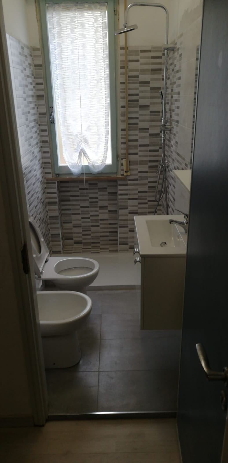 Bagno con rivestimento a listelli – Bagni, lavoro di VGA Impresa Edile