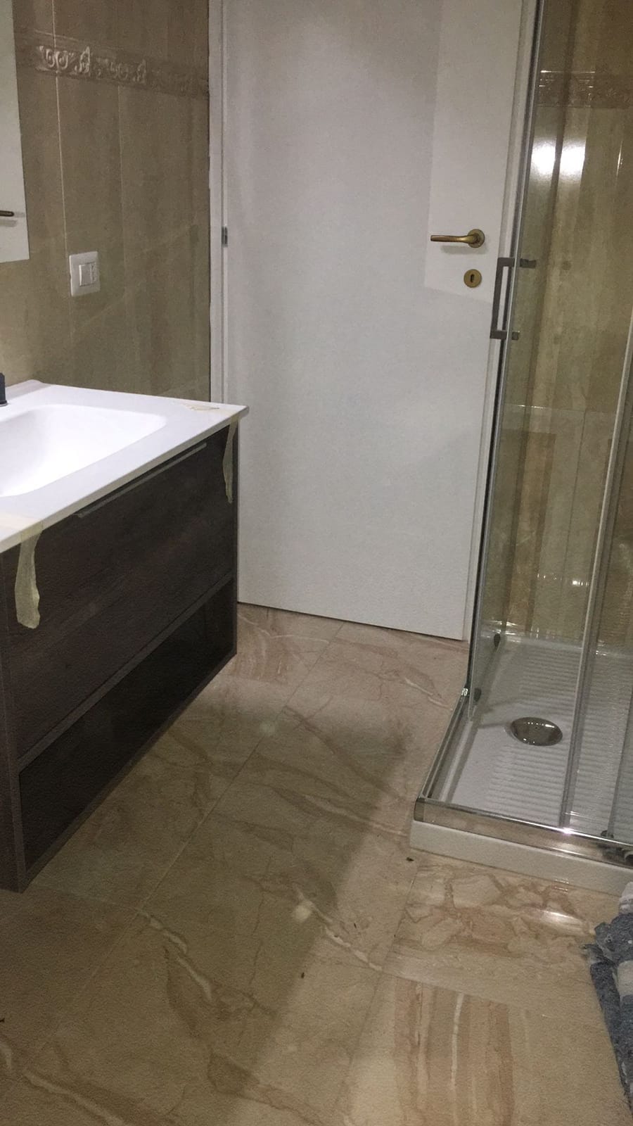 Mobile lavabo scuro e box doccia – Bagni, lavoro di VGA Impresa Edile