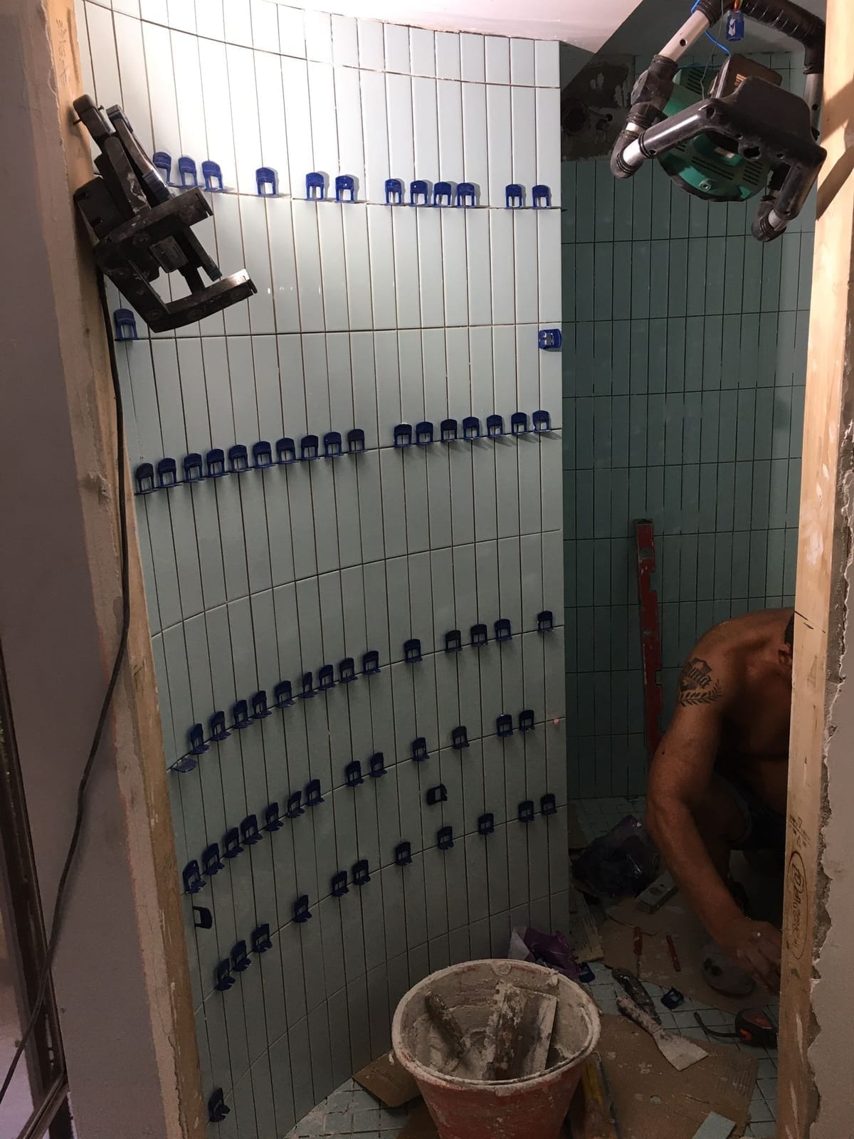 Posa di rivestimento curvo – Lavori in corso, lavoro di VGA Impresa Edile