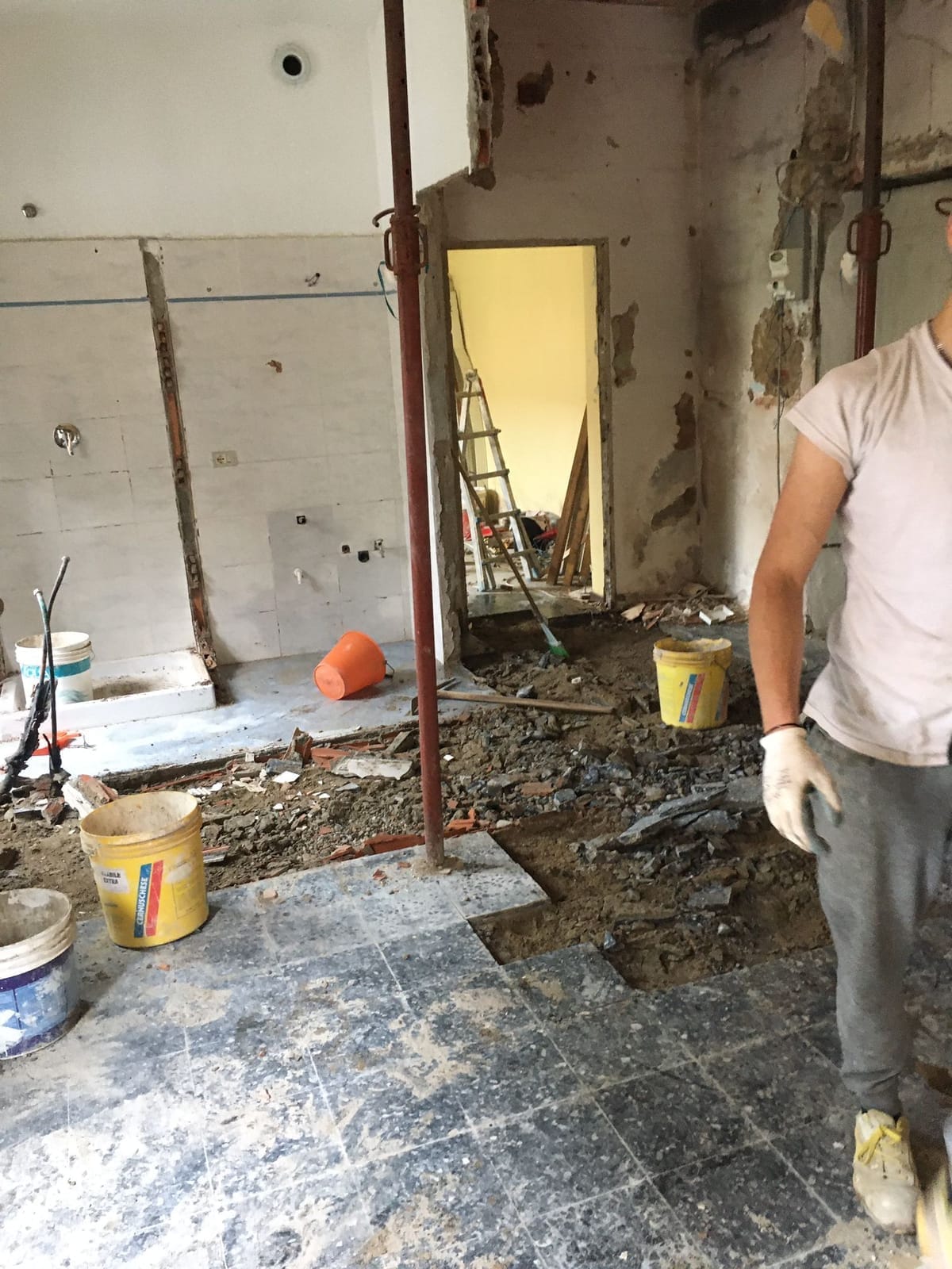 Demolizione dei pavimenti – Lavori in corso, lavoro di VGA Impresa Edile