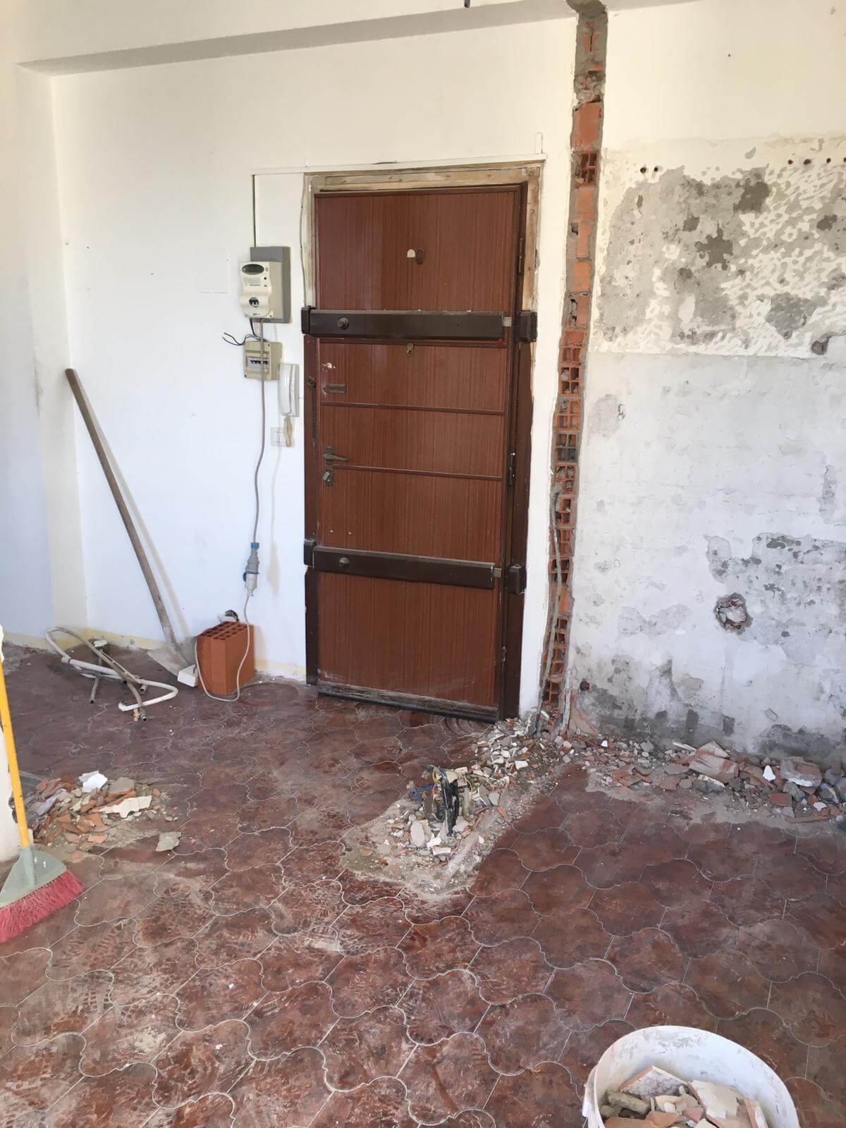 Porta blindata appena installata all'ingresso di un appartamento in ristrutturazione