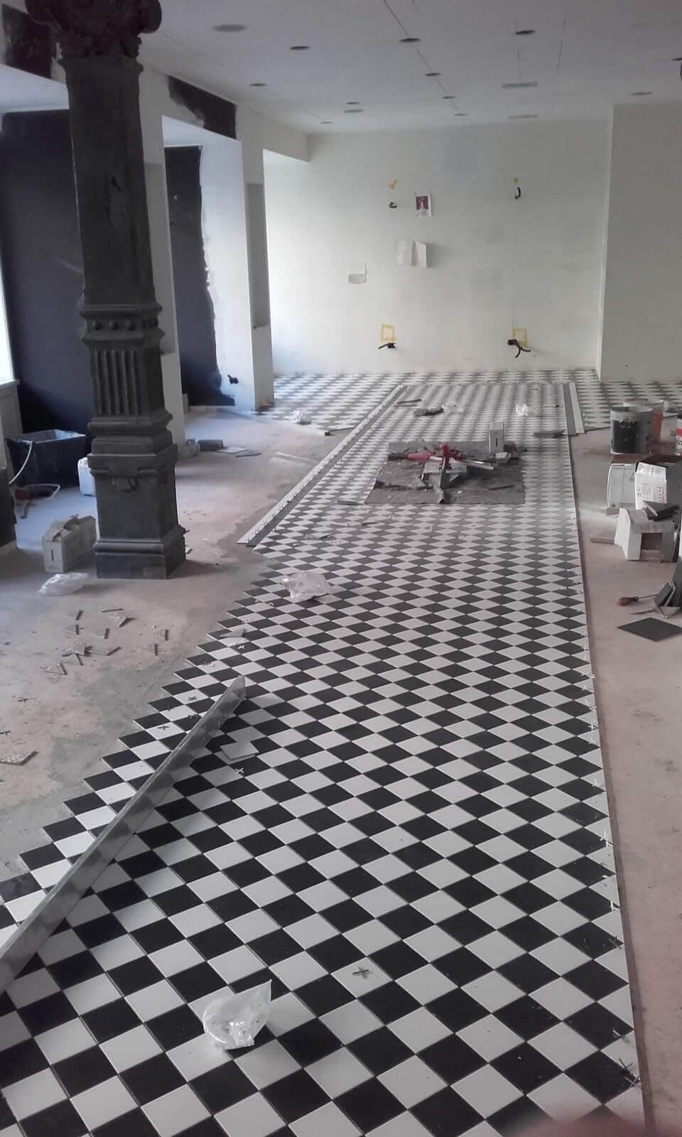 Pavimento a scacchiera – Pavimenti e piastrelle, lavoro di VGA Impresa Edile