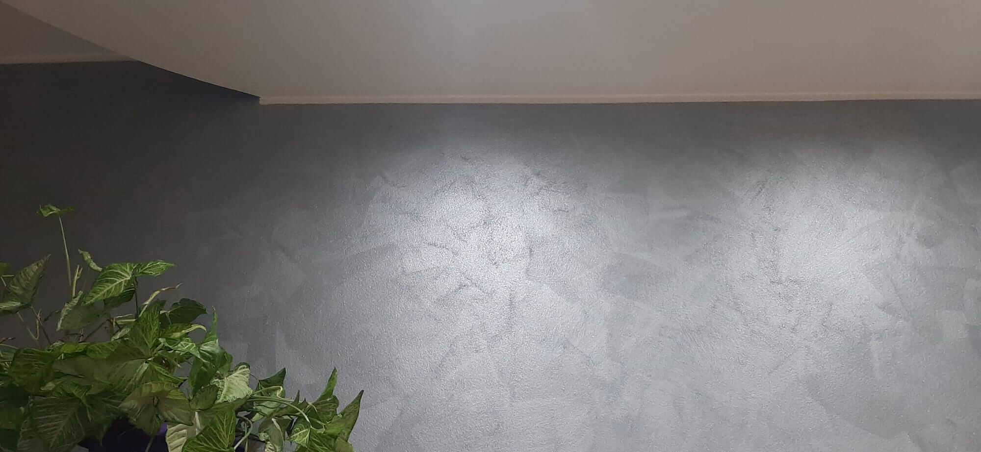 Parete in cartongesso rifinita con effetto decorativo grigio