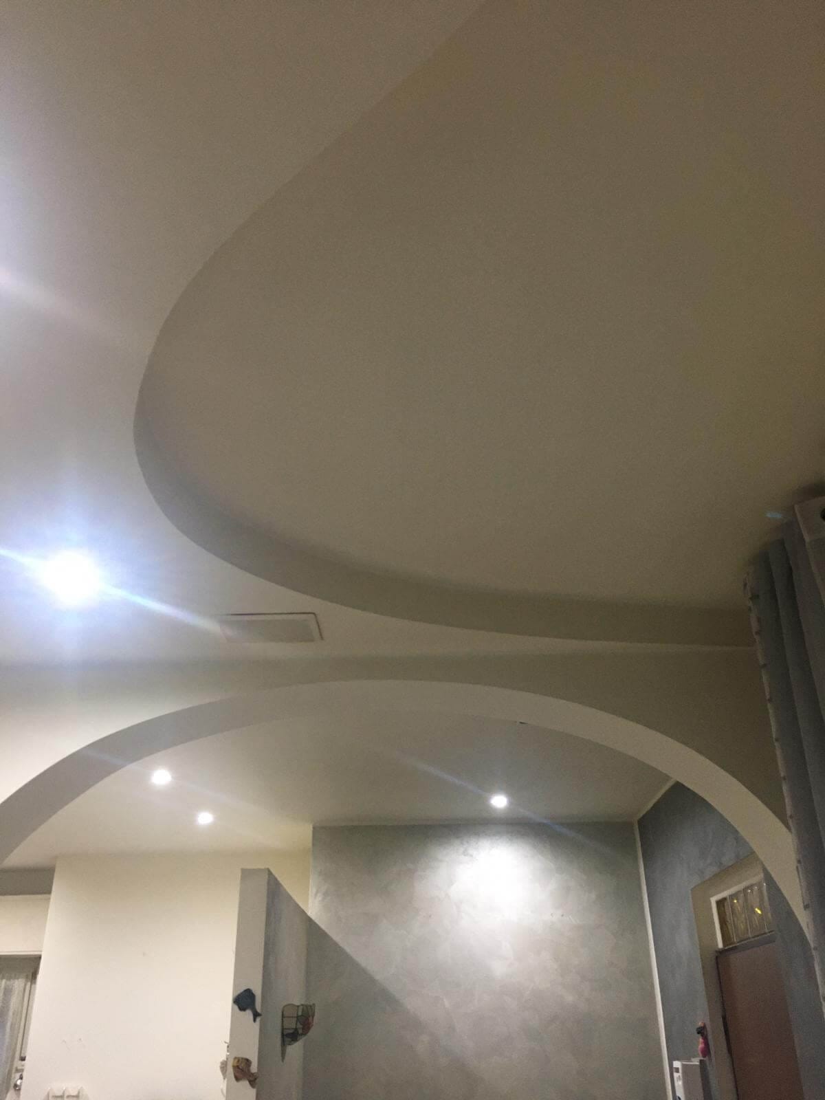 Controsoffitto in cartongesso con arco e faretti a incasso in un ingresso