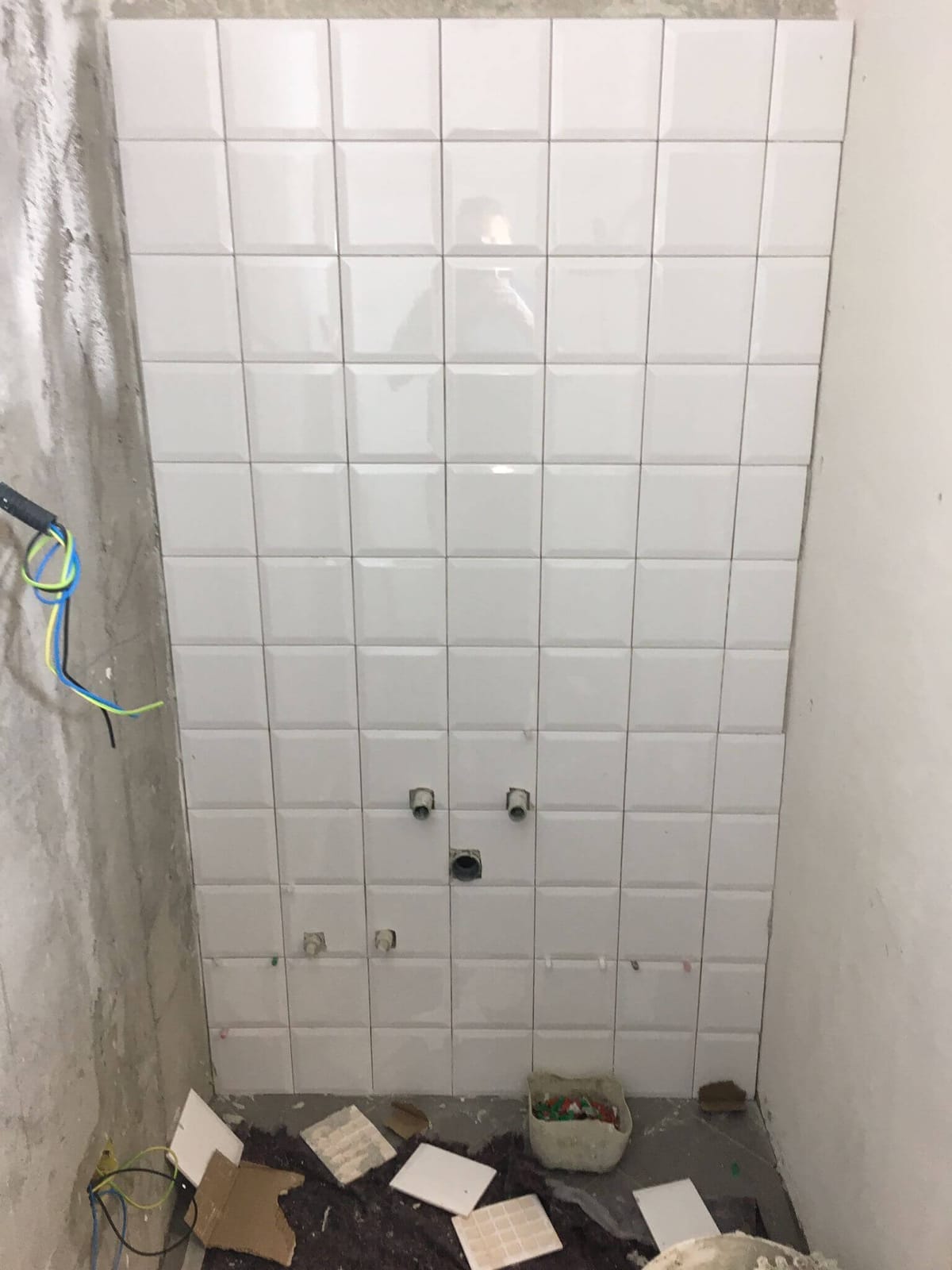 Rivestimento in piastrelle bianche lucide – Pavimenti e piastrelle, lavoro di VGA Impresa Edile