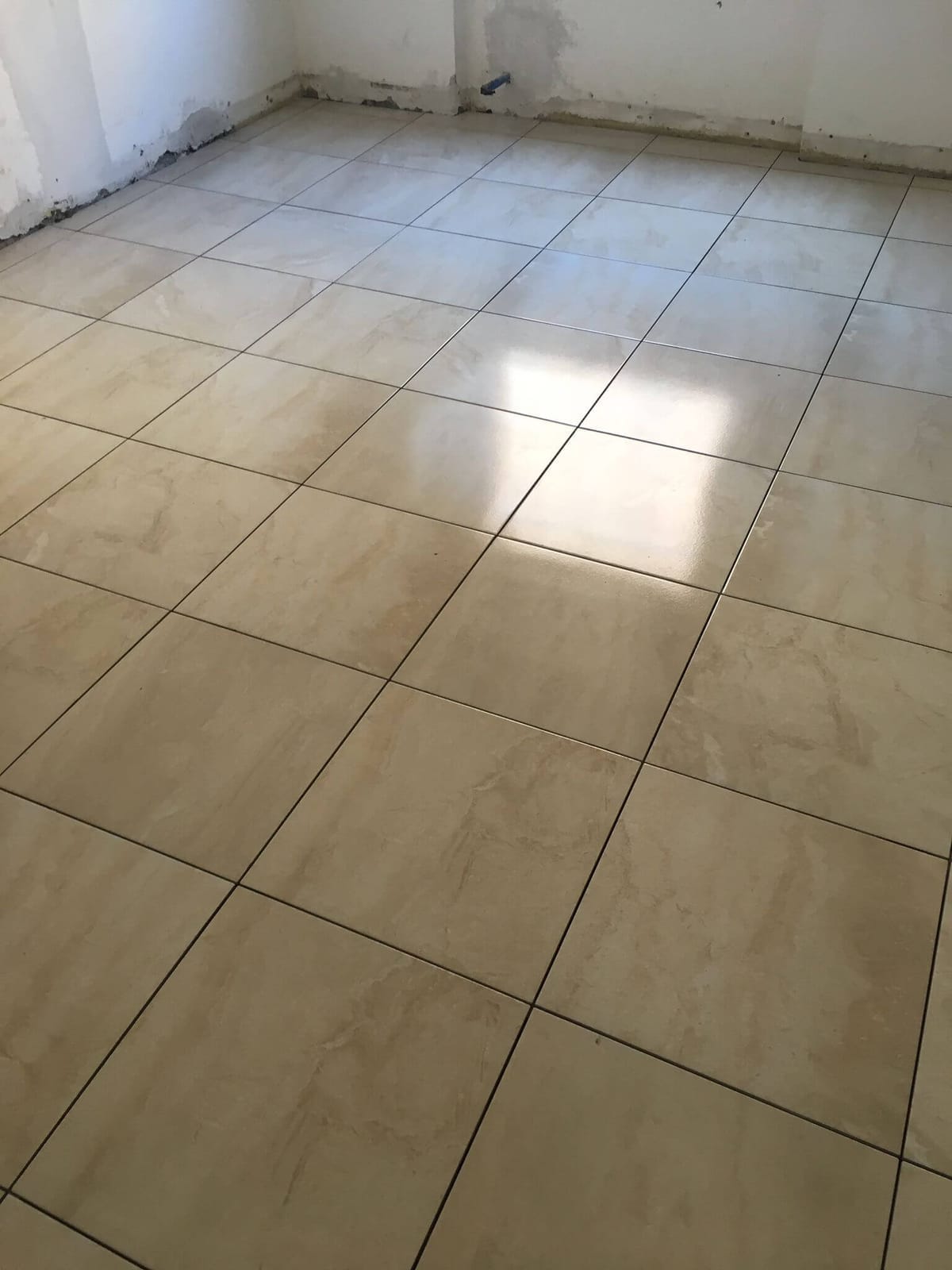 Pavimento beige lucido – Pavimenti e piastrelle, lavoro di VGA Impresa Edile