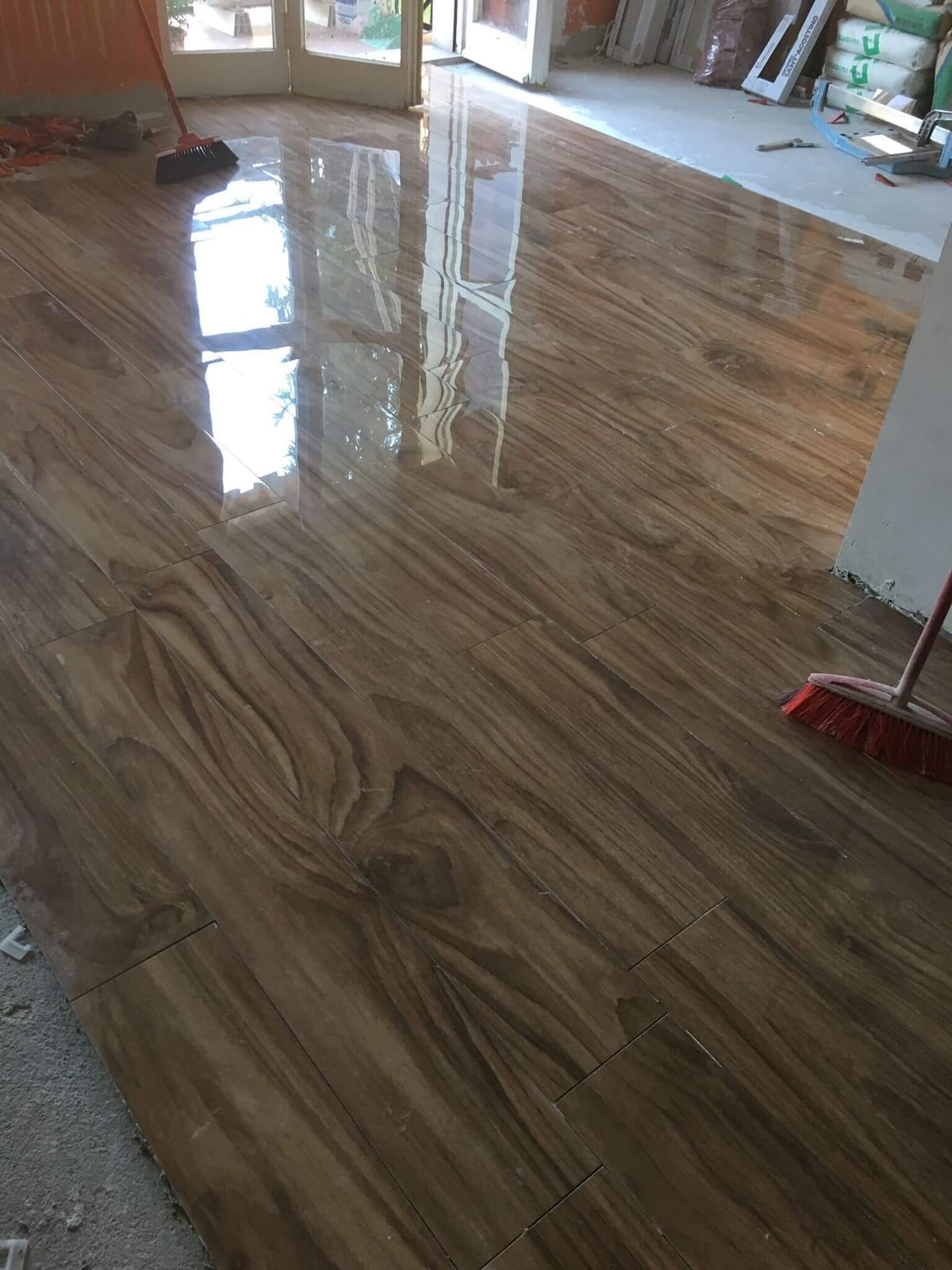 Pavimento in gres effetto legno – Pavimenti e piastrelle, lavoro di VGA Impresa Edile