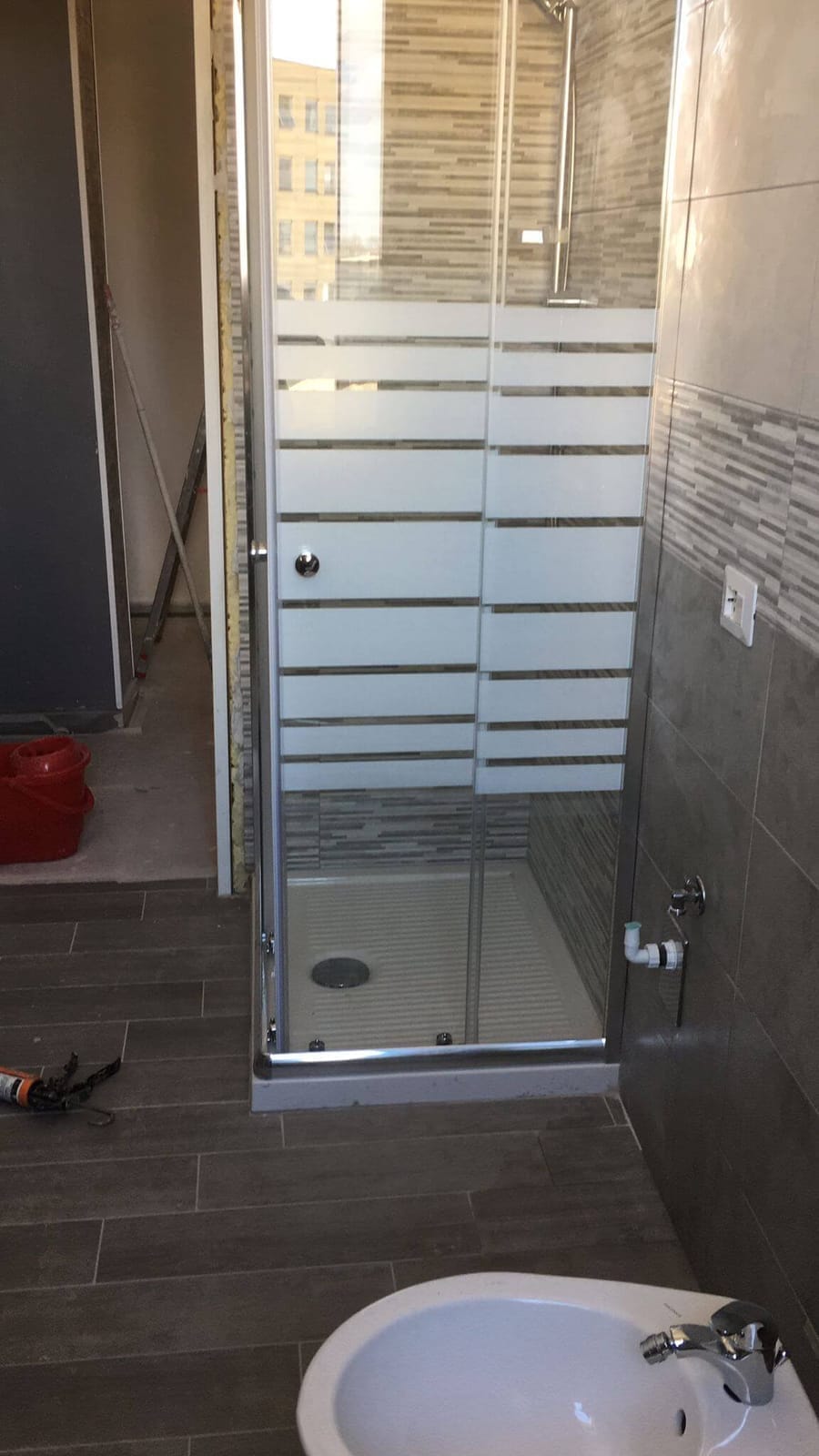 Box doccia con porta scorrevole – Appartamenti, lavoro di VGA Impresa Edile