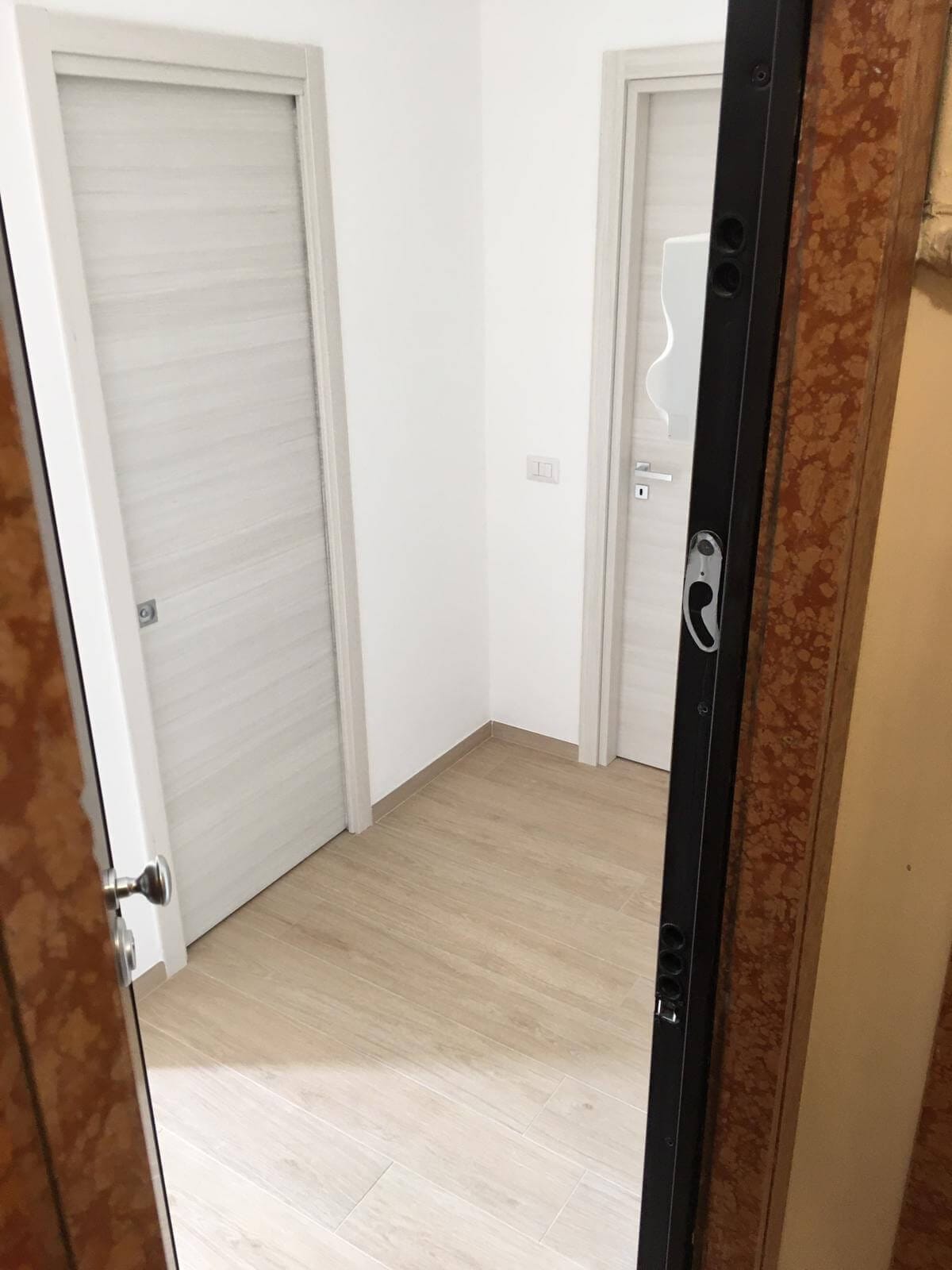 Disimpegno con porte nuove – Appartamenti, lavoro di VGA Impresa Edile