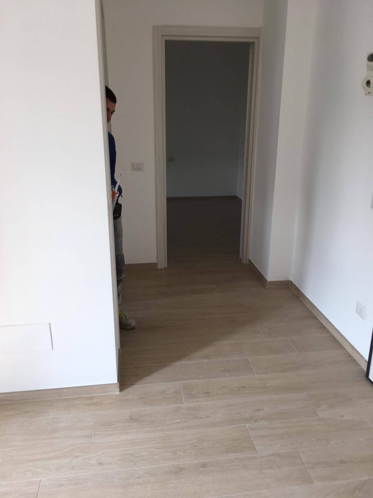 Stanza con pavimento effetto legno chiaro – Appartamenti, lavoro di VGA Impresa Edile