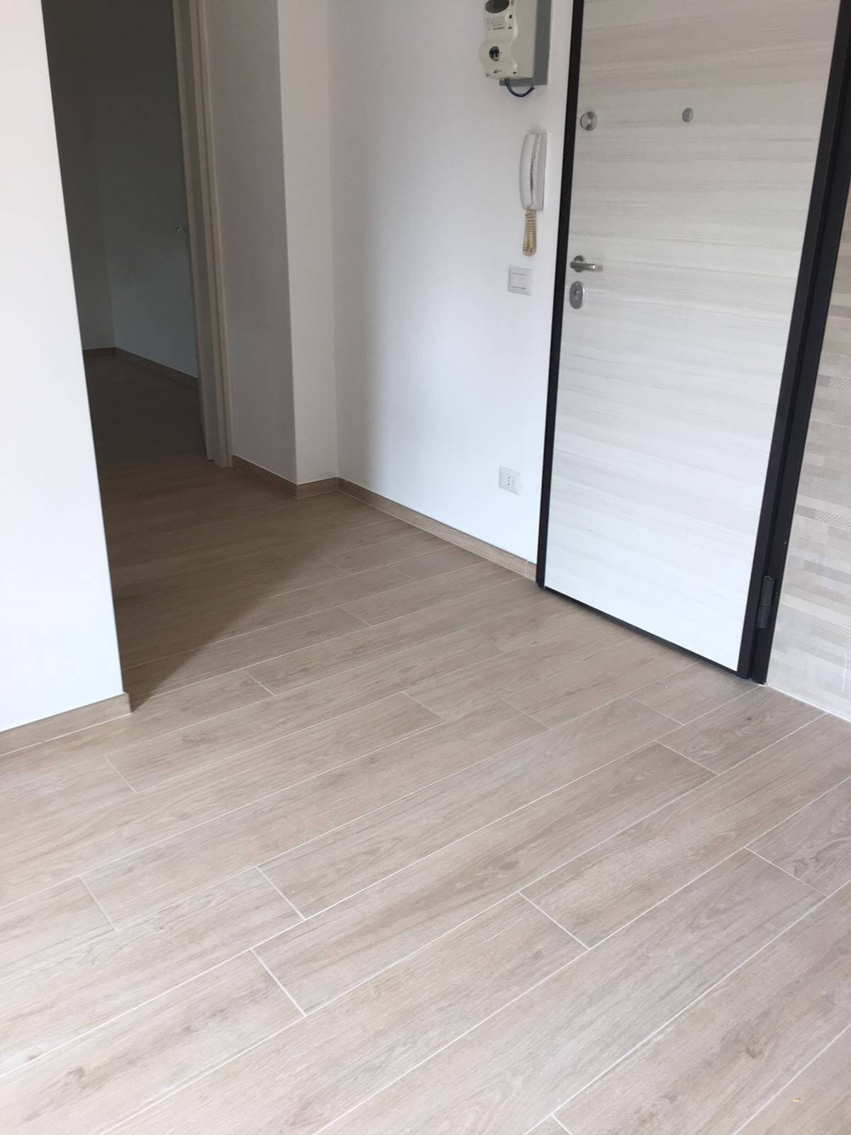 Ingresso e soggiorno – Appartamenti, lavoro di VGA Impresa Edile
