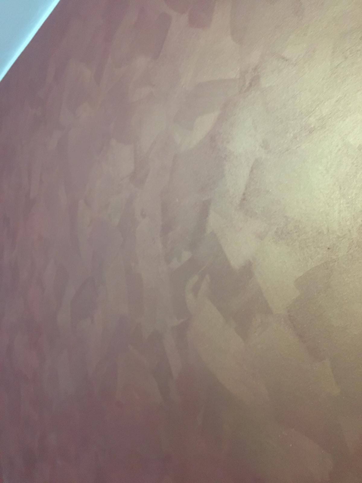 Parete decorata a velatura con effetto spatolato sfumato