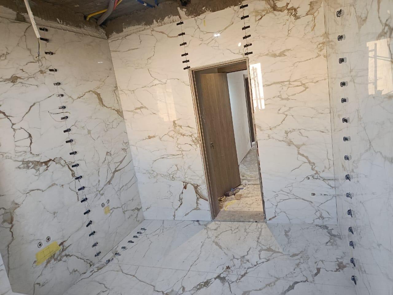 Bagno in lastre effetto marmo Calacatta – lavoro di VGA Impresa Edile