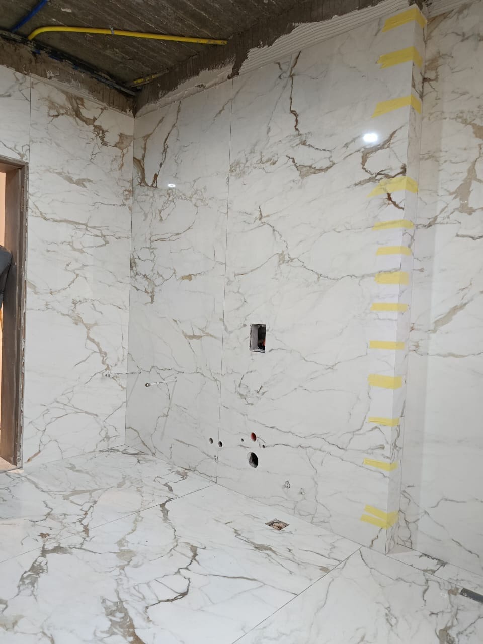 Rivestimento Calacatta con predisposizioni – Effetto marmo, lavoro di VGA Impresa Edile