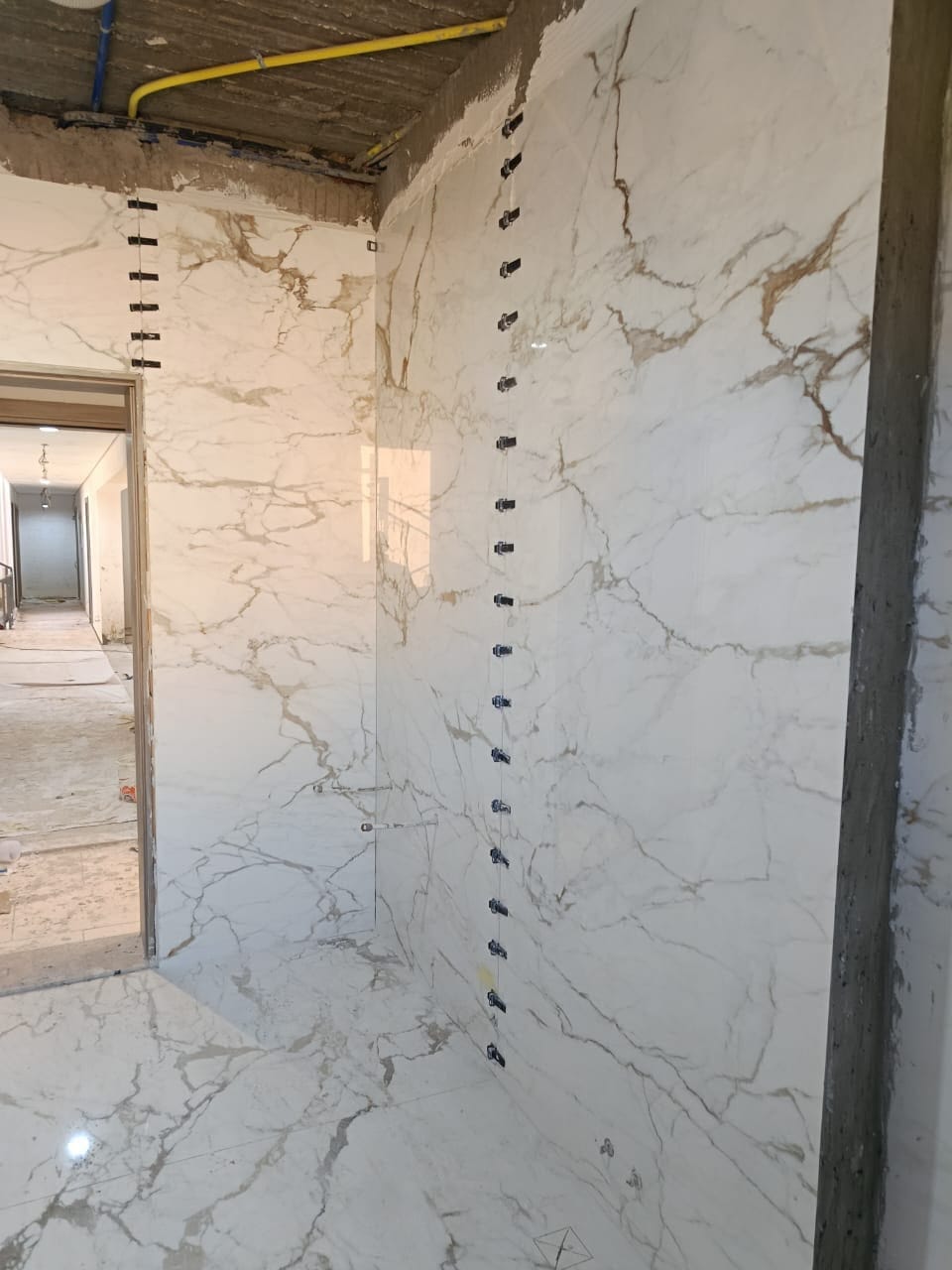Lastre effetto marmo fino all'ingresso – Effetto marmo, lavoro di VGA Impresa Edile