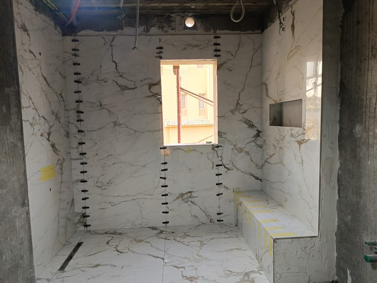 Mobile lavabo rivestito in gres – Effetto marmo, lavoro di VGA Impresa Edile