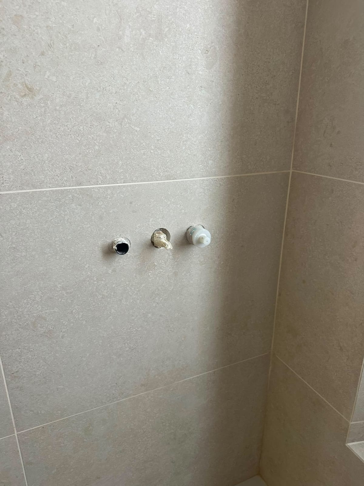 Rivestimento in gres effetto pietra – Bagni, lavoro di VGA Impresa Edile