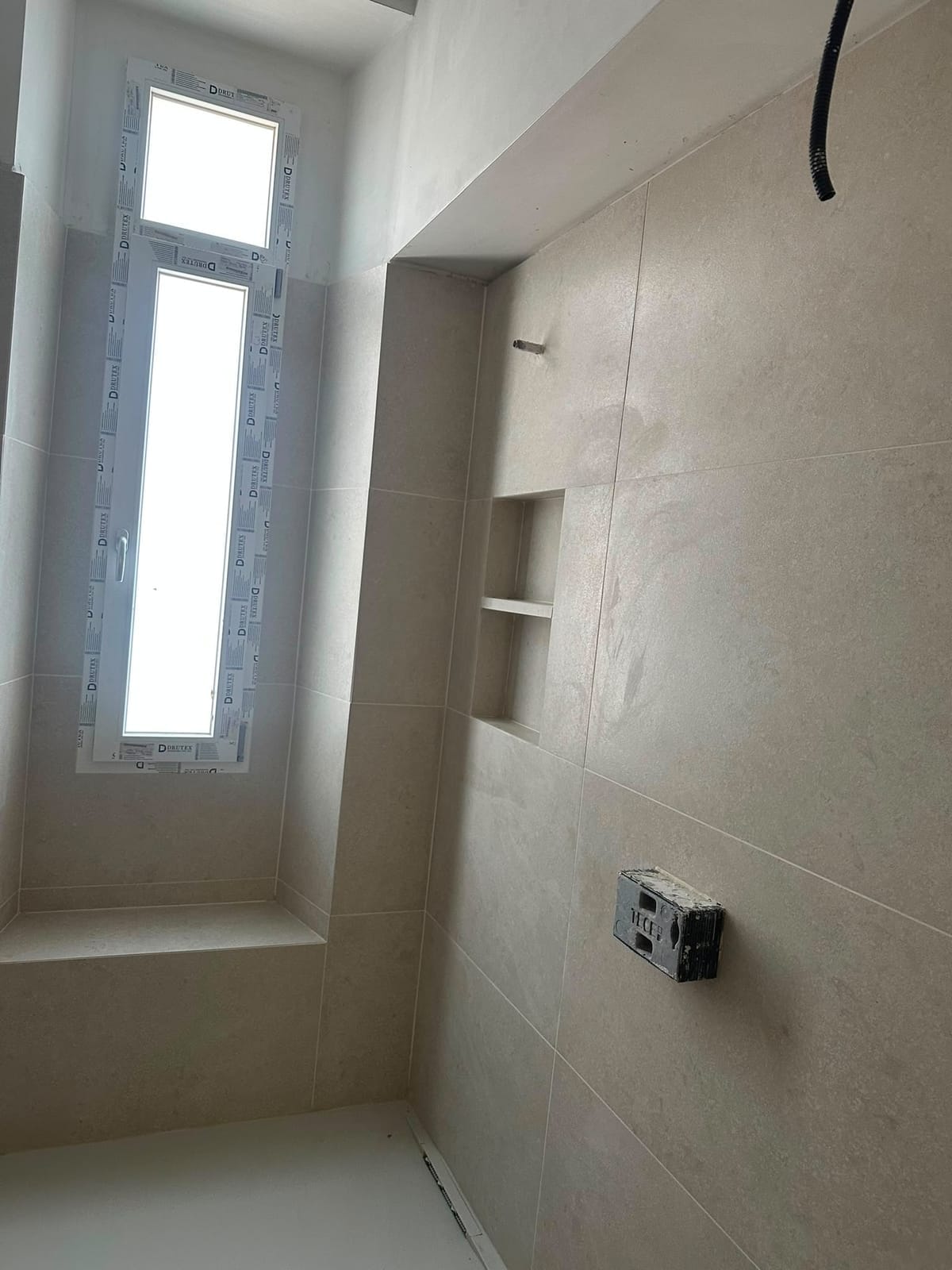 Doccia con nicchia e finestra – Bagni, lavoro di VGA Impresa Edile
