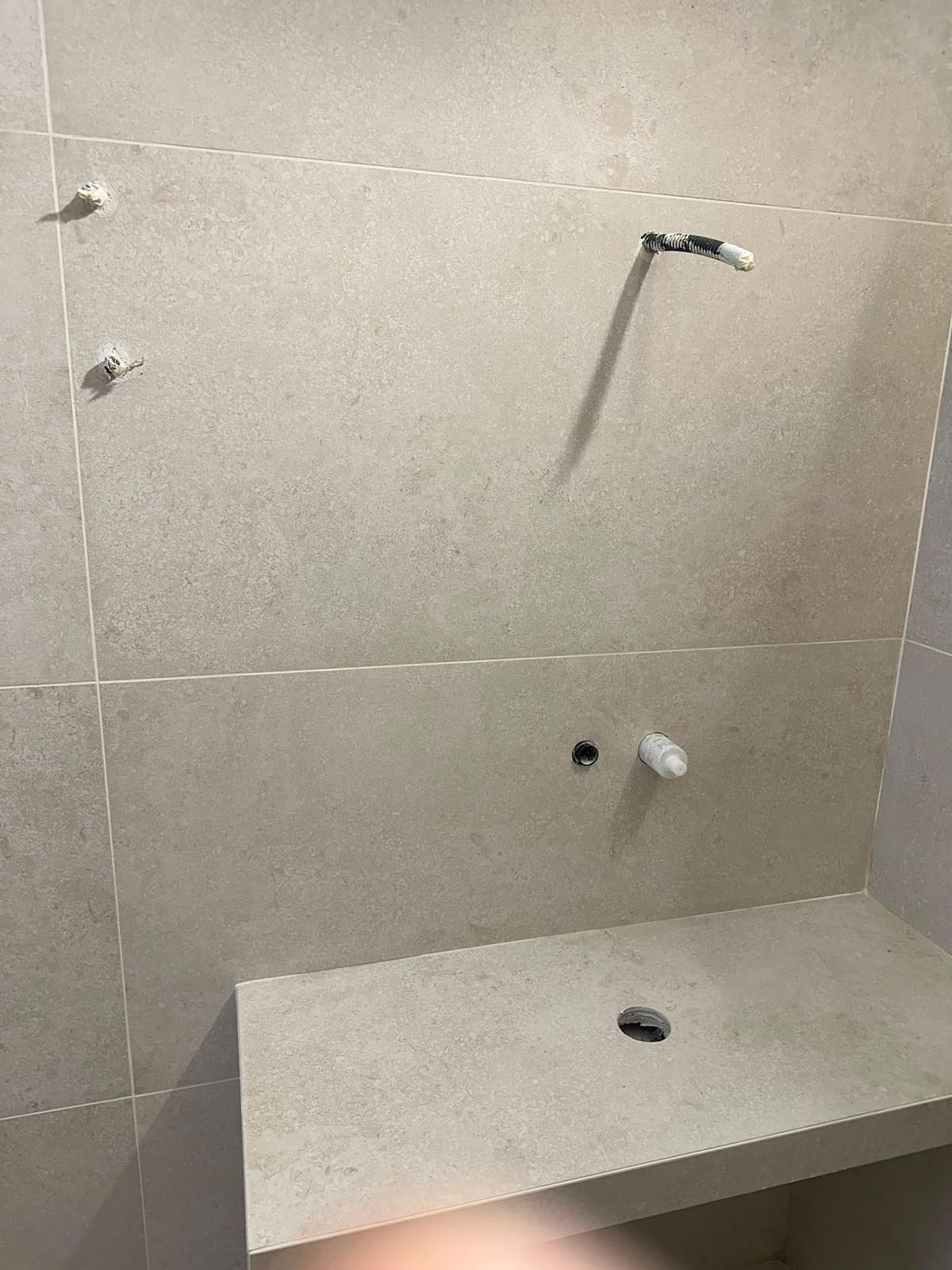 Doccia a filo pavimento con soffione – Bagni, lavoro di VGA Impresa Edile