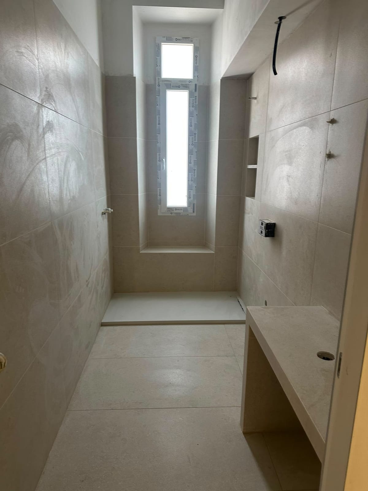 Bagno con doccia walk-in e panca – lavoro di VGA Impresa Edile