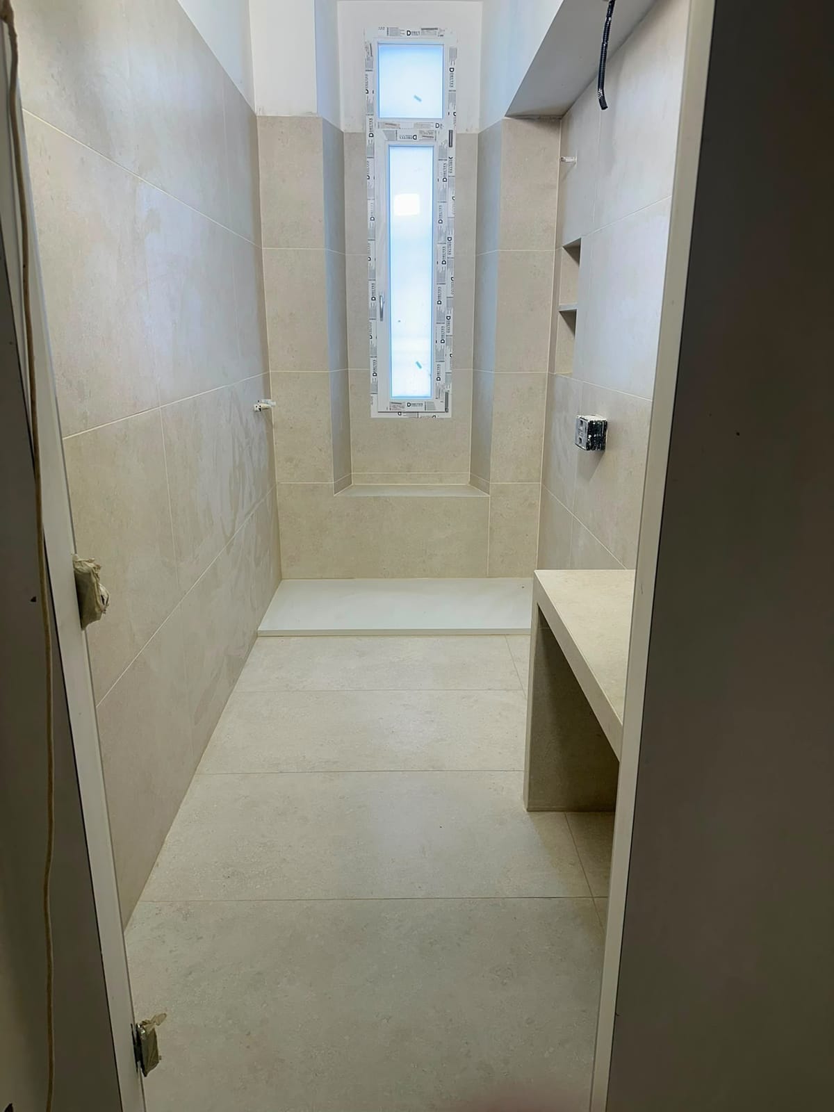 Panca rivestita in gres – Bagni, lavoro di VGA Impresa Edile