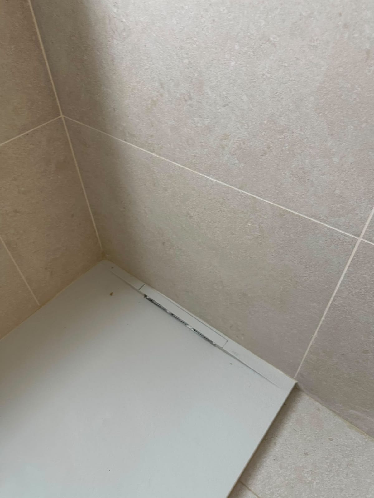 Piatto doccia a filo con canalina – Bagni, lavoro di VGA Impresa Edile
