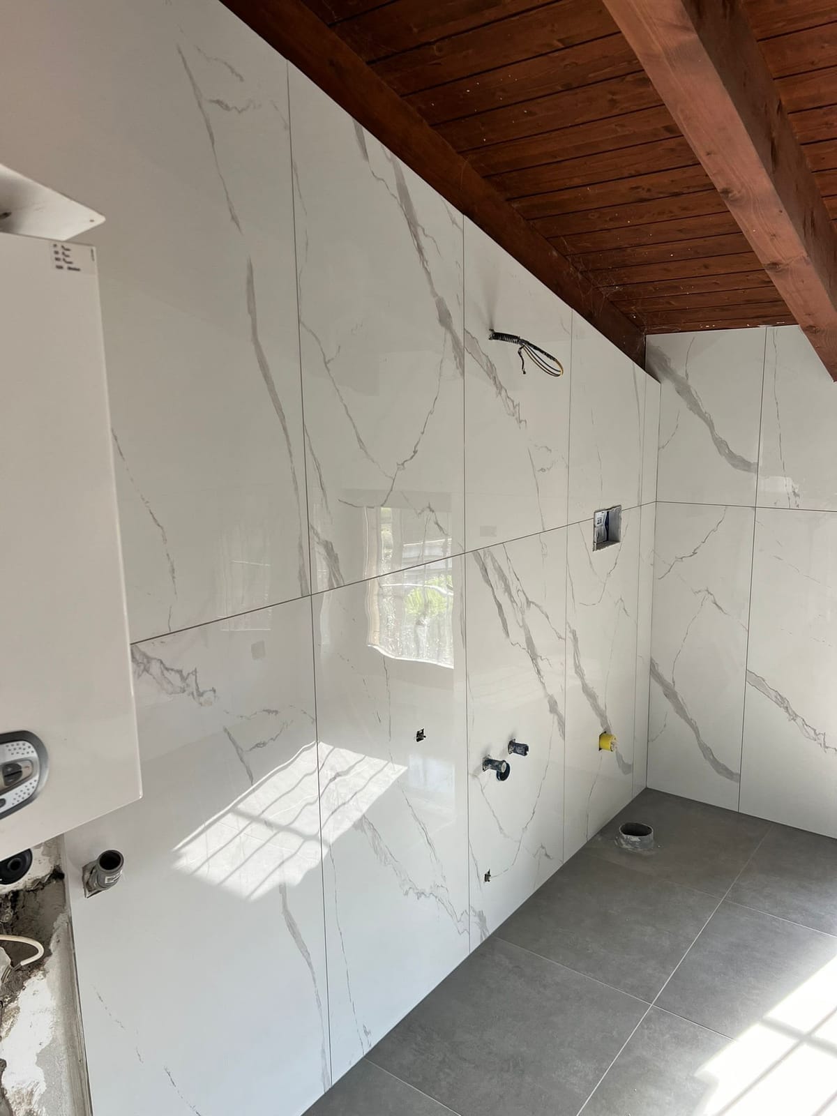 Lastre effetto marmo sotto il tetto in legno – Bagni, lavoro di VGA Impresa Edile