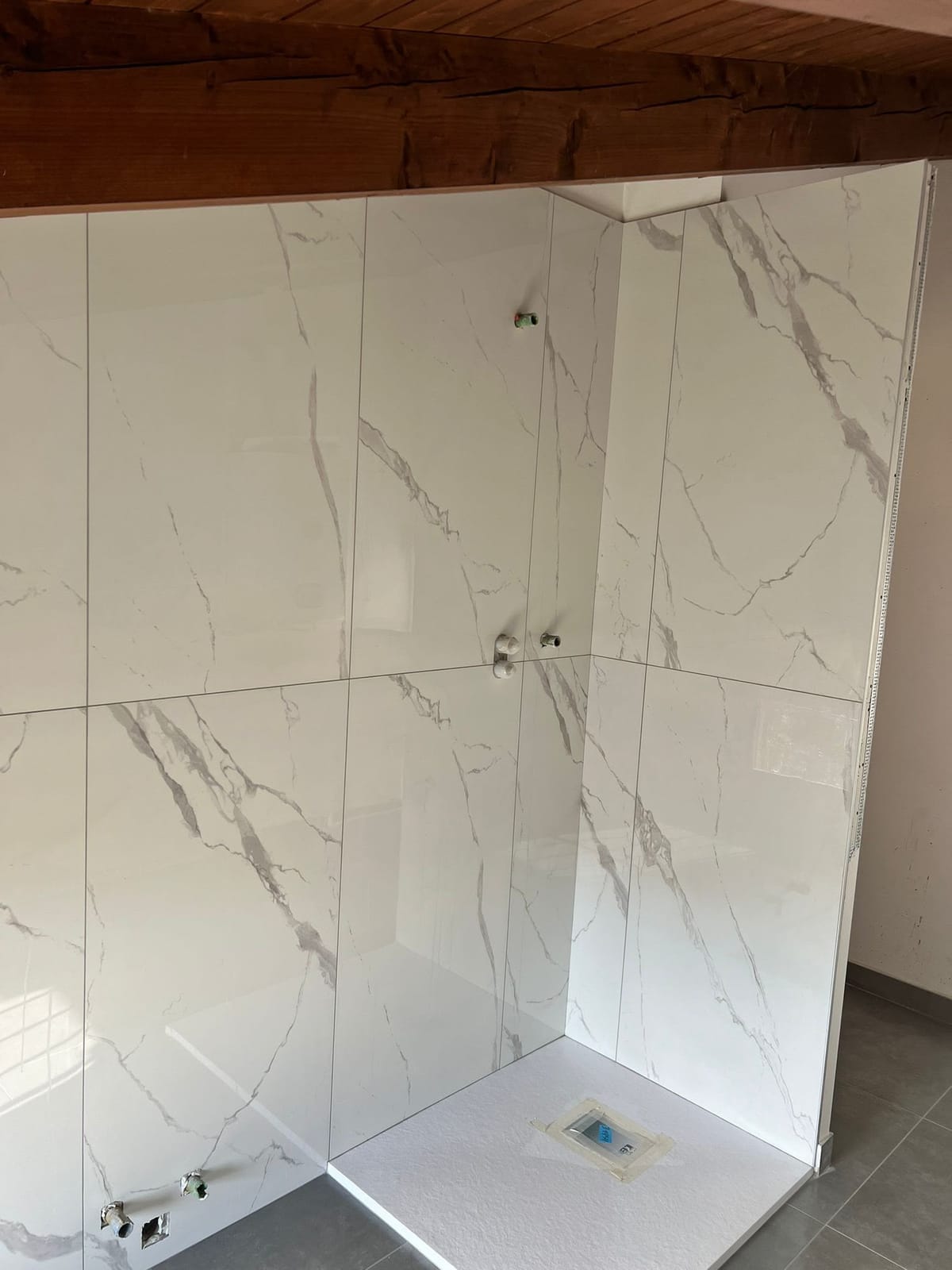 Doccia in lastre effetto marmo – Bagni, lavoro di VGA Impresa Edile
