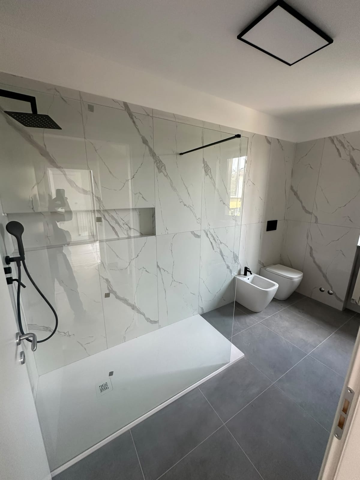 Bagno effetto marmo statuario con doccia walk-in – lavoro di VGA Impresa Edile