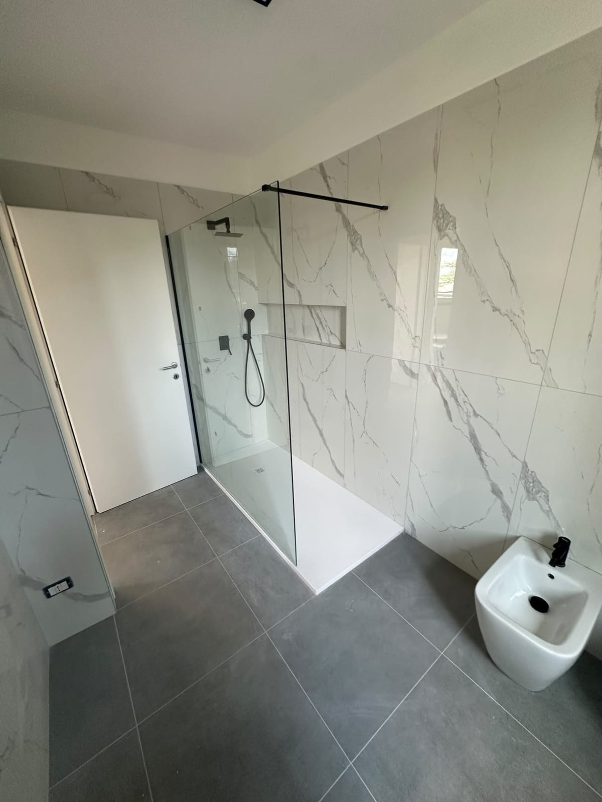 Doccia walk-in con vetro e profili neri – Bagni, lavoro di VGA Impresa Edile