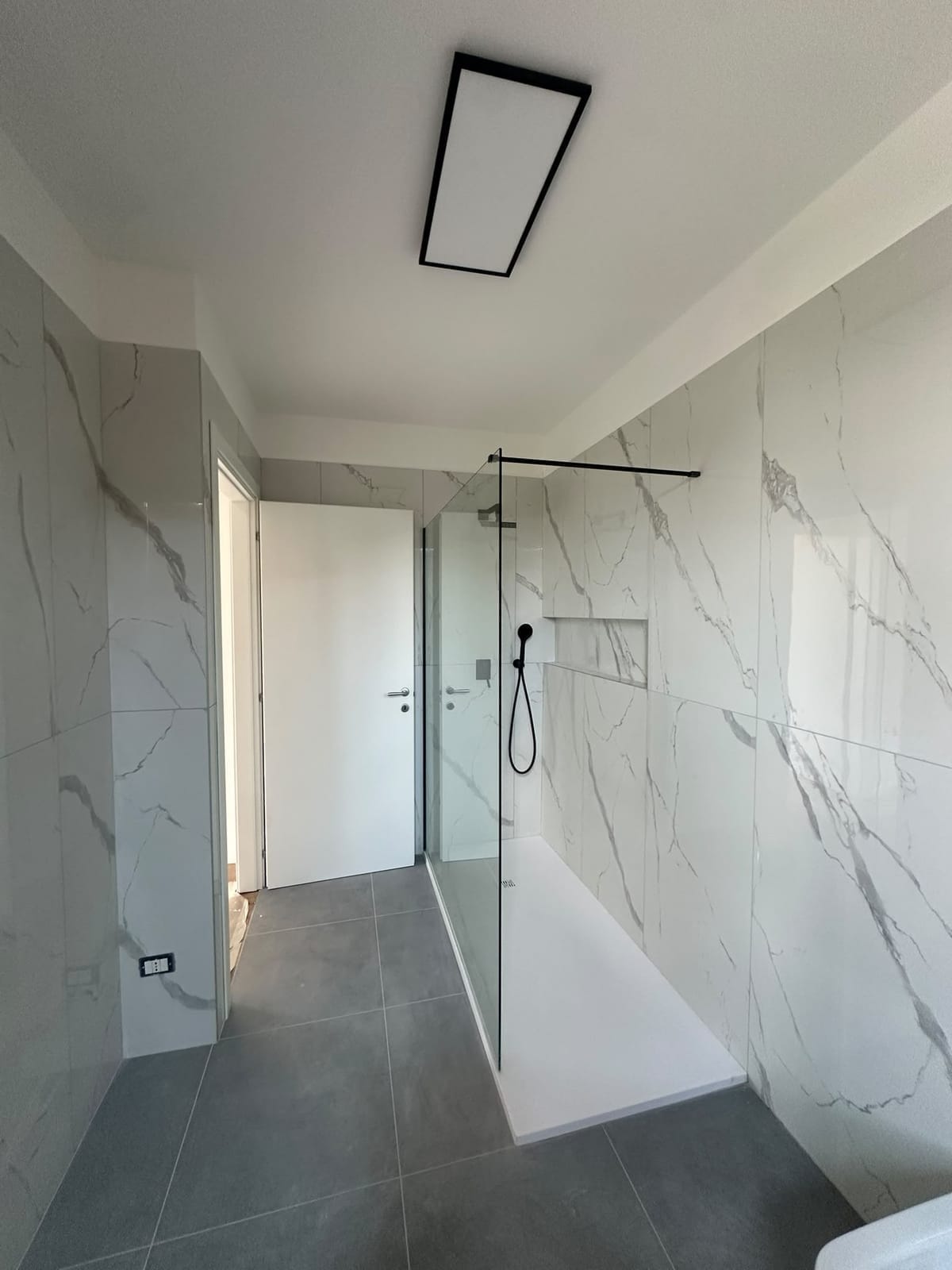 Bagno bianco e antracite – Bagni, lavoro di VGA Impresa Edile
