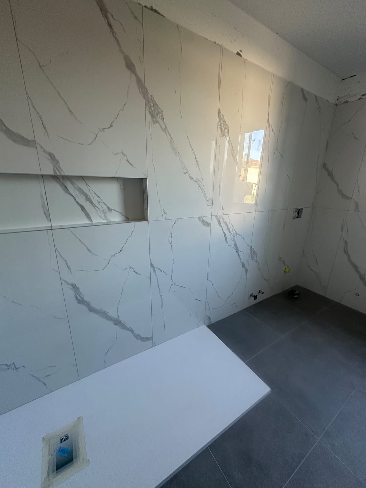 Nicchia in doccia rivestita in lastre – Bagni, lavoro di VGA Impresa Edile