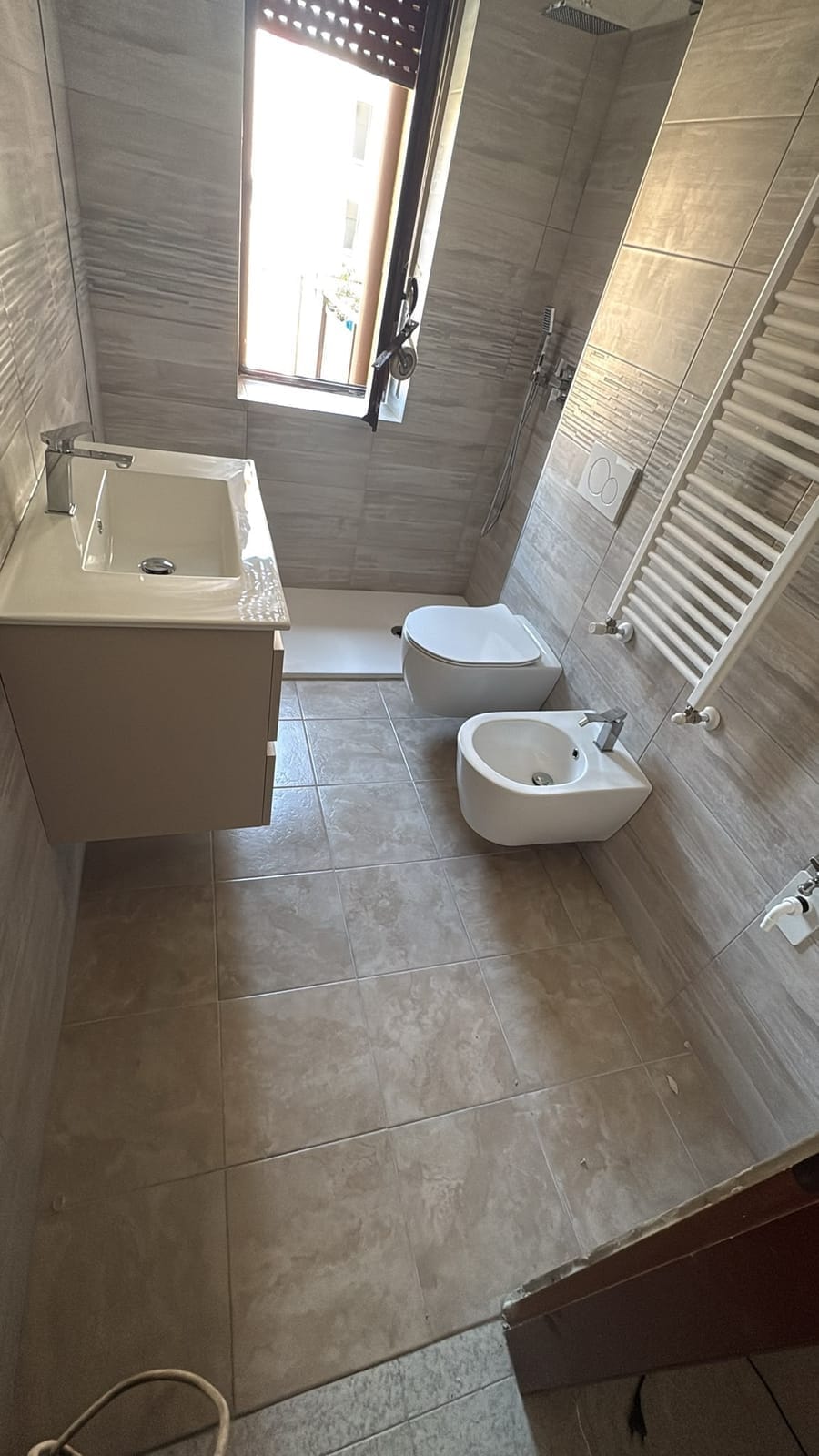 Bagno moderno con sanitari sospesi – lavoro di VGA Impresa Edile