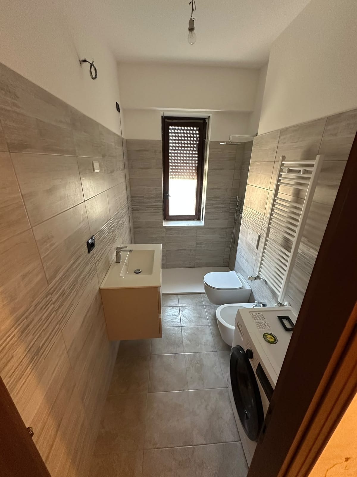 Bagno lungo con doccia e lavatrice – Bagni, lavoro di VGA Impresa Edile