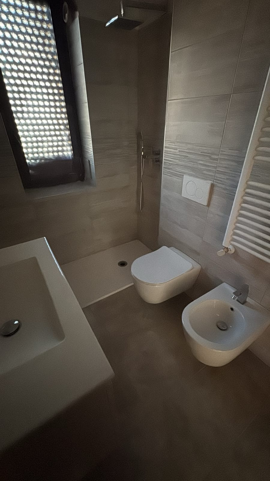 Sanitari sospesi e piatto doccia – Bagni, lavoro di VGA Impresa Edile