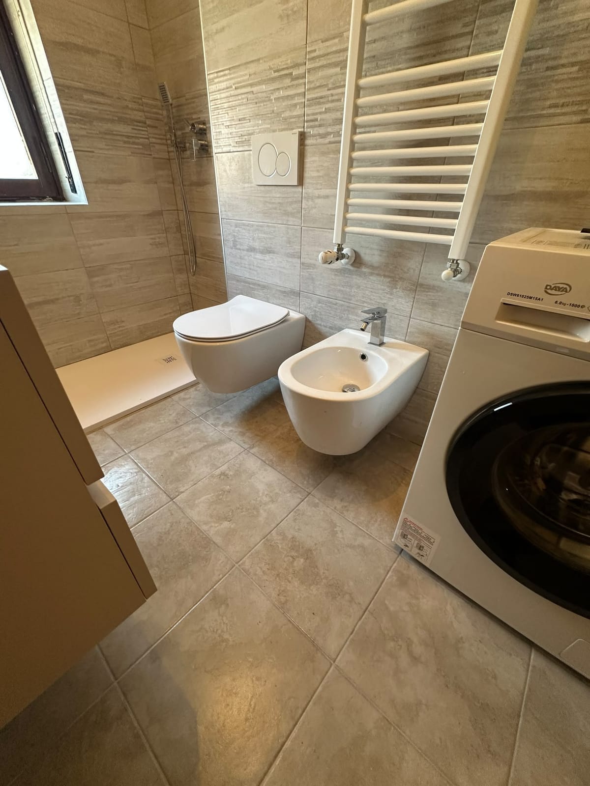 Zona lavanderia nel bagno – Bagni, lavoro di VGA Impresa Edile